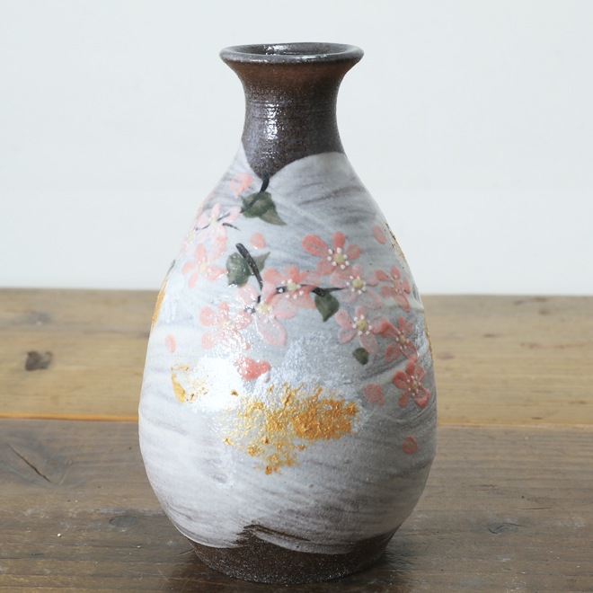 【益子焼】  酒器セット 素朴な赤土に刷毛目＆さくら桜 金銀色の上絵付け とっくり1個・ぐい呑み２個のセット （ 長寿のお祝い 退職祝い 退職記念 ご自分へのご褒美 などの贈り物にも）