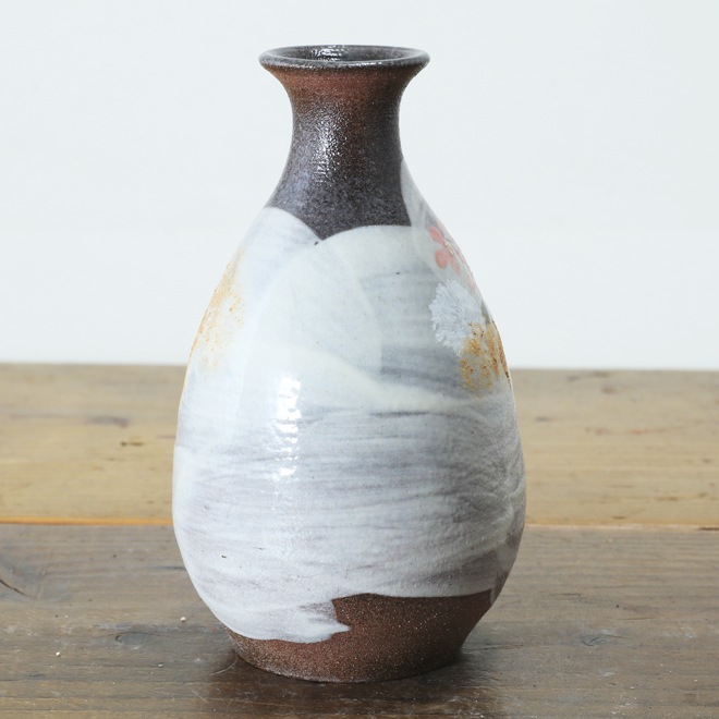 【益子焼】  酒器セット 素朴な赤土に刷毛目＆さくら桜 金銀色の上絵付け とっくり1個・ぐい呑み２個のセット （ 長寿のお祝い 退職祝い 退職記念 ご自分へのご褒美 などの贈り物にも）