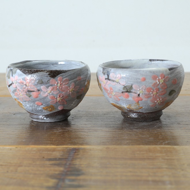 【益子焼】  酒器セット 素朴な赤土に刷毛目＆さくら桜 金銀色の上絵付け とっくり1個・ぐい呑み２個のセット （ 長寿のお祝い 退職祝い 退職記念 ご自分へのご褒美 などの贈り物にも）