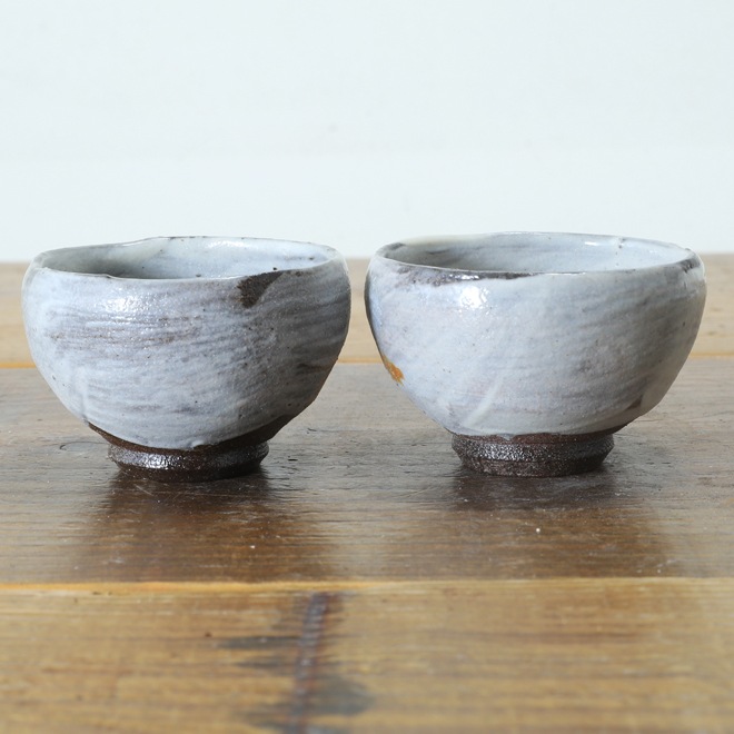 【益子焼】  酒器セット 素朴な赤土に刷毛目＆さくら桜 金銀色の上絵付け とっくり1個・ぐい呑み２個のセット （ 長寿のお祝い 退職祝い 退職記念 ご自分へのご褒美 などの贈り物にも）