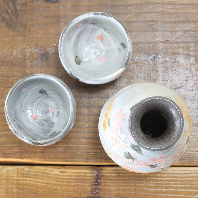 【益子焼】  酒器セット 素朴な赤土に刷毛目＆さくら桜 金銀色の上絵付け とっくり1個・ぐい呑み２個のセット （ 長寿のお祝い 退職祝い 退職記念 ご自分へのご褒美 などの贈り物にも）