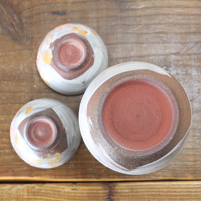 【益子焼】  酒器セット 素朴な赤土に刷毛目＆さくら桜 金銀色の上絵付け とっくり1個・ぐい呑み２個のセット （ 長寿のお祝い 退職祝い 退職記念 ご自分へのご褒美 などの贈り物にも）