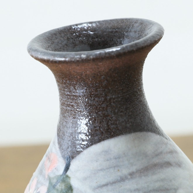 【益子焼】  酒器セット 素朴な赤土に刷毛目＆さくら桜 金銀色の上絵付け とっくり1個・ぐい呑み２個のセット （ 長寿のお祝い 退職祝い 退職記念 ご自分へのご褒美 などの贈り物にも）