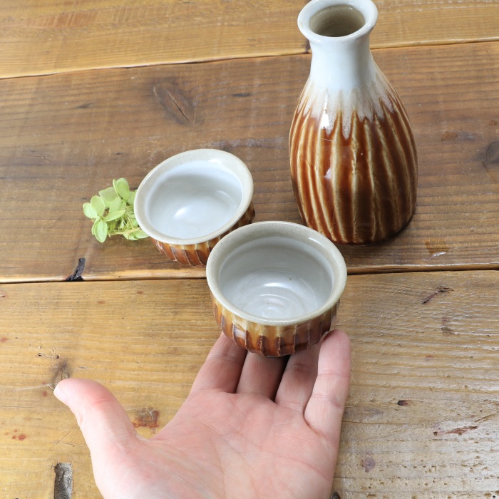 【益子焼】 釉シリーズ 酒器セット 酒器揃え しのぎ 白と茶系色 【とっくり１本・おちょこ２個のセット】