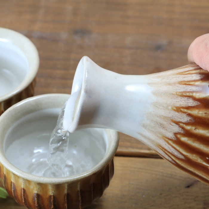 【益子焼】 釉シリーズ 酒器セット 酒器揃え しのぎ 白と茶系色 【とっくり１本・おちょこ２個のセット】