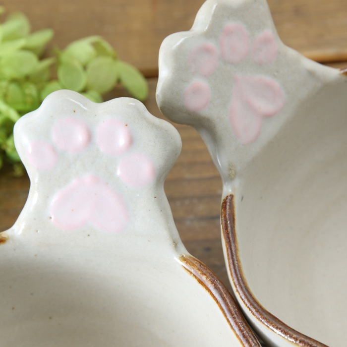 【益子焼】釉薬シリーズ　ピンク肉球の持ち手が付いた　とんすい 縁はゆがませたデザイン 白系色　【単品１枚】