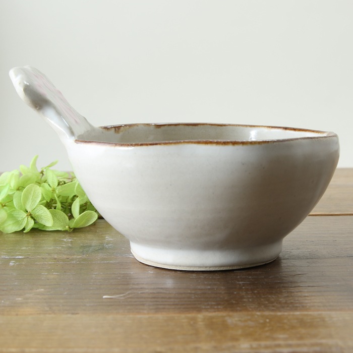 【益子焼】釉薬シリーズ　ピンク肉球の持ち手が付いた　とんすい 縁はゆがませたデザイン 白系色　【単品１枚】