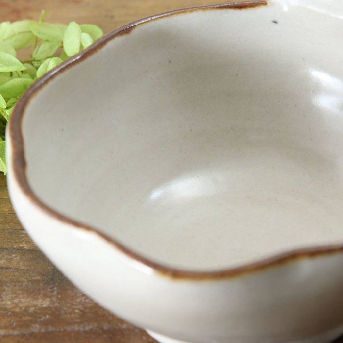 【益子焼】釉薬シリーズ　ピンク肉球の持ち手が付いた　とんすい 縁はゆがませたデザイン 白系色　【単品１枚】