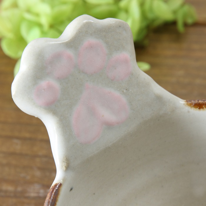 【益子焼】釉薬シリーズ　ピンク肉球の持ち手が付いた　とんすい 縁はゆがませたデザイン 白系色　【単品１枚】