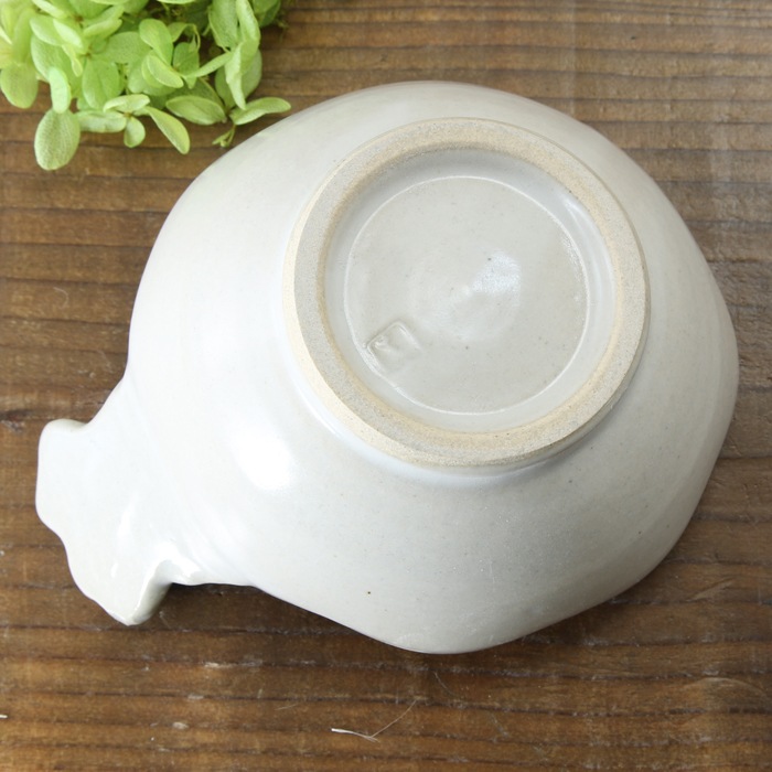 【益子焼】釉薬シリーズ　ピンク肉球の持ち手が付いた　とんすい 縁はゆがませたデザイン 白系色　【単品１枚】