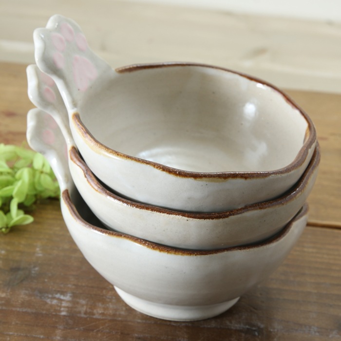 【益子焼】釉薬シリーズ　ピンク肉球の持ち手が付いた　とんすい 縁はゆがませたデザイン 白系色　【単品１枚】