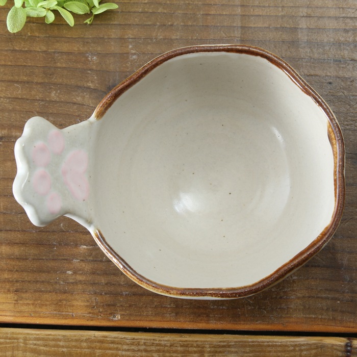 【益子焼】釉薬シリーズ　ピンク肉球の持ち手が付いた　とんすい 縁はゆがませたデザイン 白系色　【単品１枚】