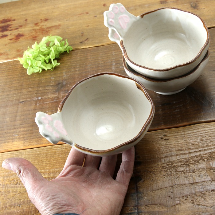 【益子焼】釉薬シリーズ　ピンク肉球の持ち手が付いた　とんすい 縁はゆがませたデザイン 白系色　【単品１枚】