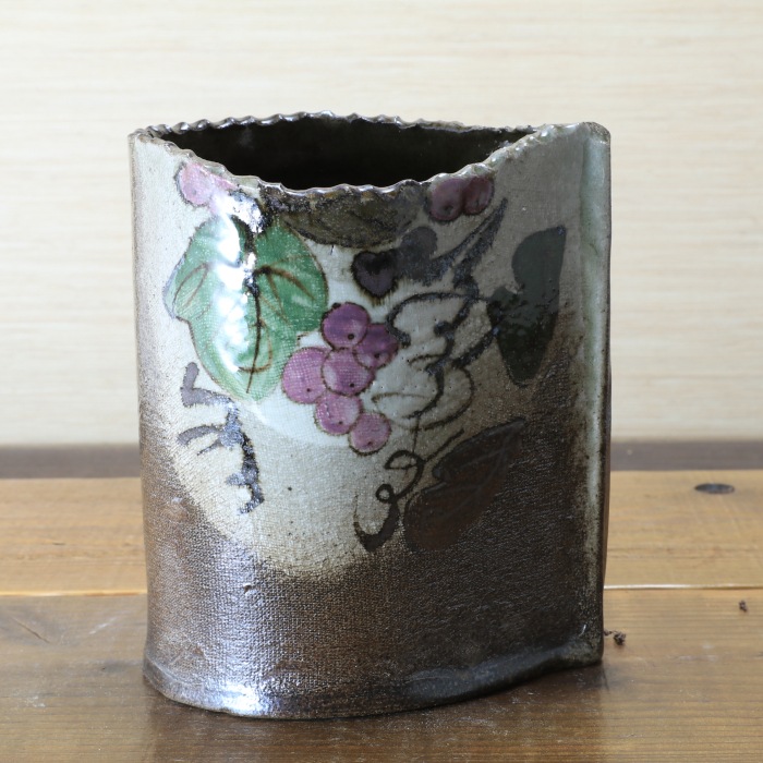 【益子焼】 花器 花瓶 花びん フラワーベース 花生け 花活け 巻き花瓶 布目ぶどう模様 高さ19cm 1点もの