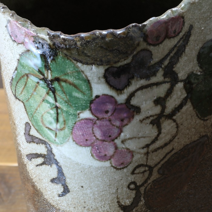 【益子焼】 花器 花瓶 花びん フラワーベース 花生け 花活け 巻き花瓶 布目ぶどう模様 高さ19cm 1点もの