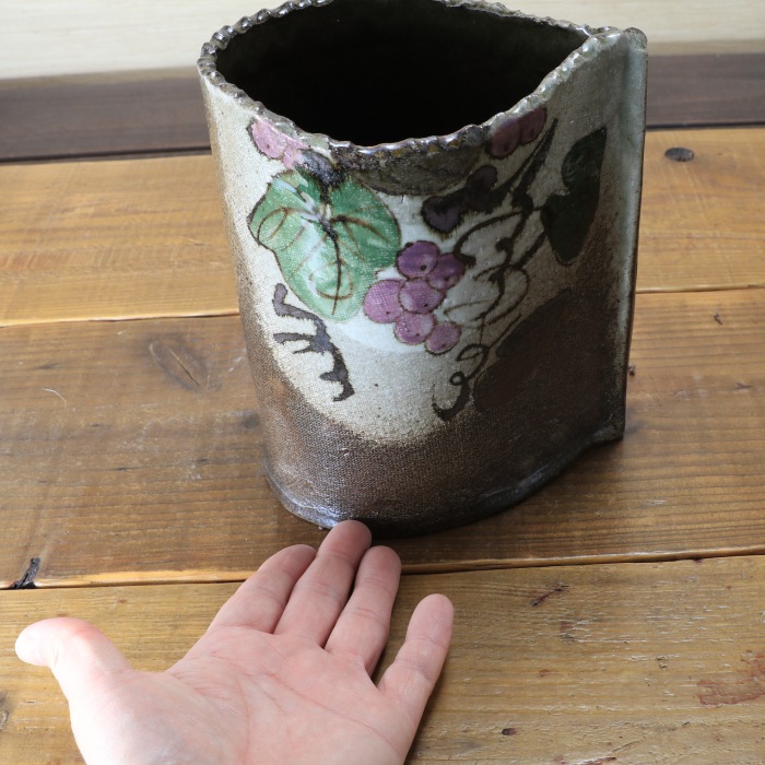 【益子焼】 花器 花瓶 花びん フラワーベース 花生け 花活け 巻き花瓶 布目ぶどう模様 高さ19cm 1点もの