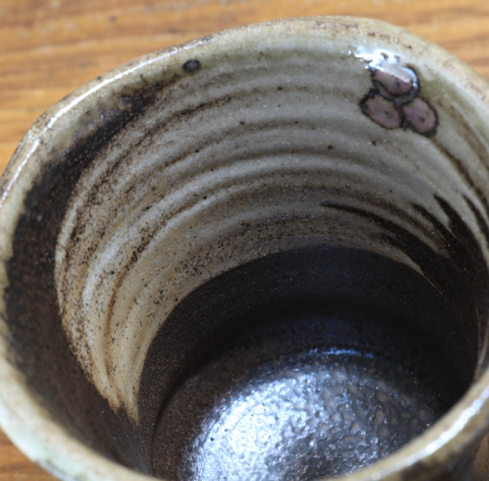 【益子焼】小さめビールジョッキ 大きめマグカップにも 凹凸のある開いたデザイン 薪で叩いた持ち手 炭化焼シリーズ 布目ぶどう模様 【単品1個】