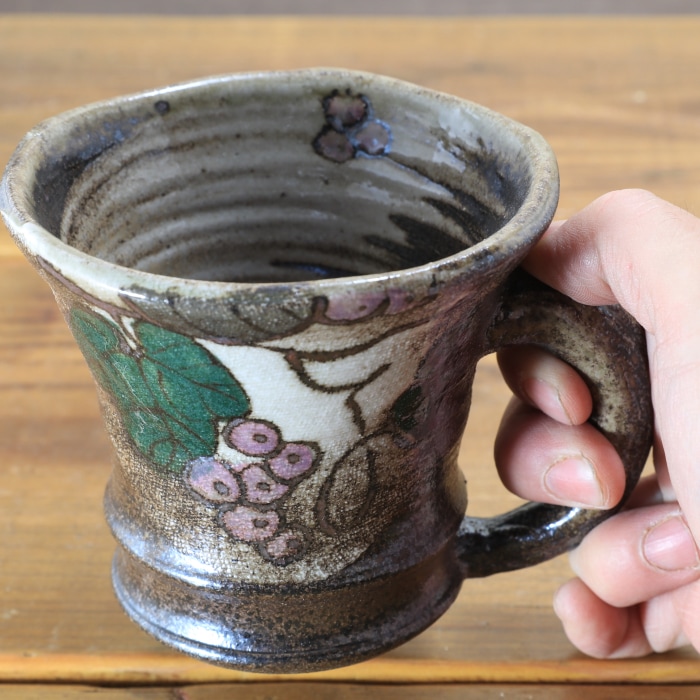 【益子焼】小さめビールジョッキ 大きめマグカップにも 凹凸のある開いたデザイン 薪で叩いた持ち手 炭化焼シリーズ 布目ぶどう模様 【単品1個】