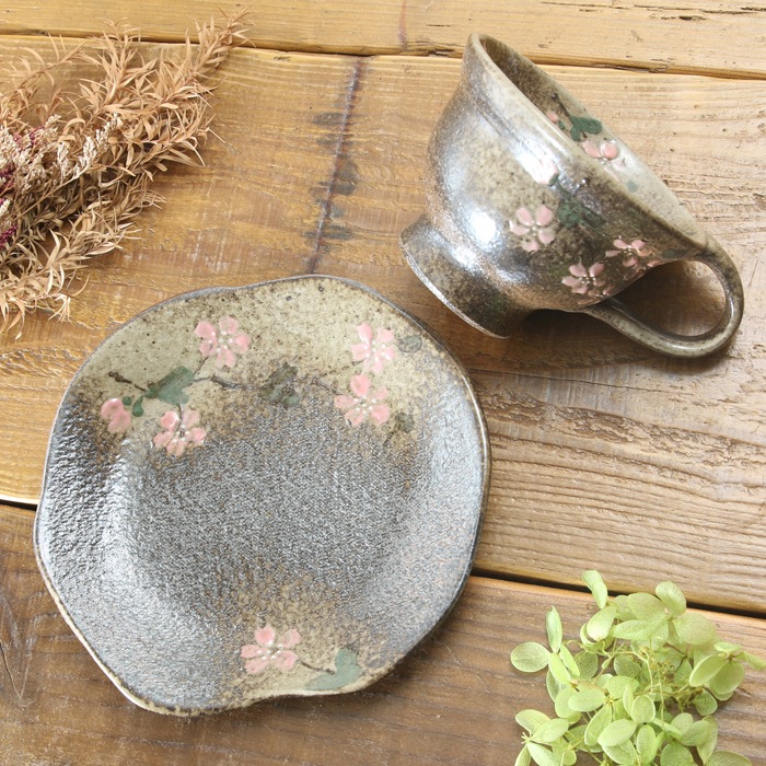 【益子焼】紅茶のティーカップやコーヒーカップに最適！縁を豪快に開いたカップ＆ソーサー【炭化焼き内側白・さくら模様】【カップとソーサー付き単品１客】