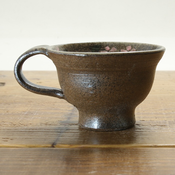 【益子焼】紅茶のティーカップやコーヒーカップに最適！縁を豪快に開いたカップ＆ソーサー【炭化焼き内側白・さくら模様】【カップとソーサー付き単品１客】