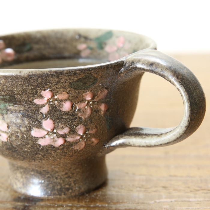 【益子焼】紅茶のティーカップやコーヒーカップに最適！縁を豪快に開いたカップ＆ソーサー【炭化焼き内側白・さくら模様】【カップとソーサー付き単品１客】