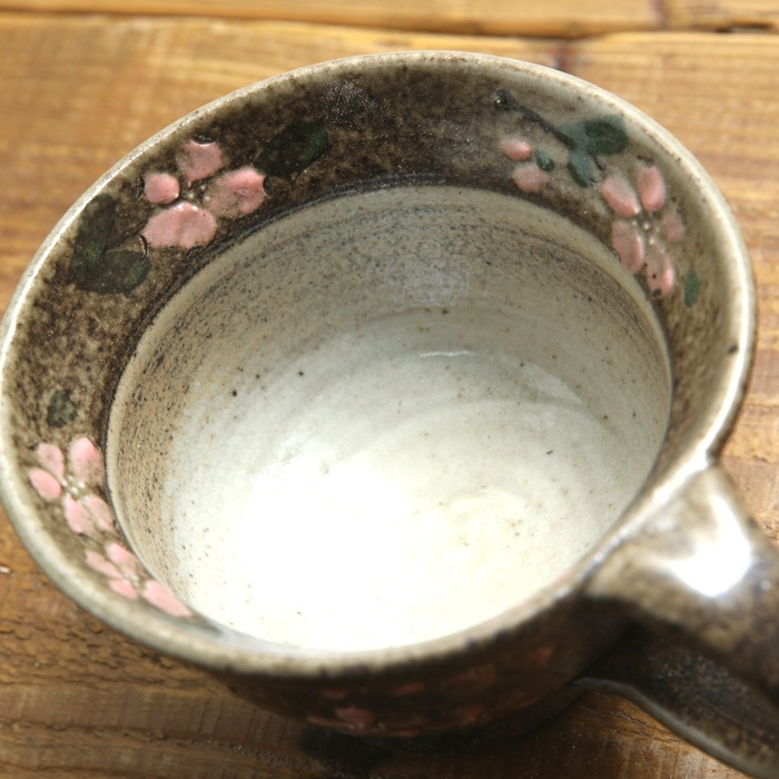 【益子焼】紅茶のティーカップやコーヒーカップに最適！縁を豪快に開いたカップ＆ソーサー【炭化焼き内側白・さくら模様】【カップとソーサー付き単品１客】