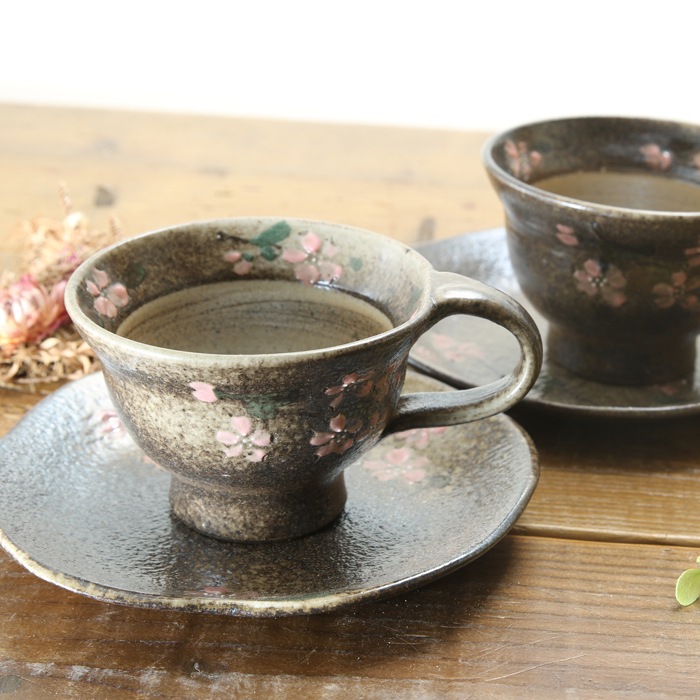【益子焼】紅茶のティーカップやコーヒーカップに最適！縁を豪快に開いたカップ＆ソーサー【炭化焼き内側白・さくら模様】【カップとソーサー付き単品１客】