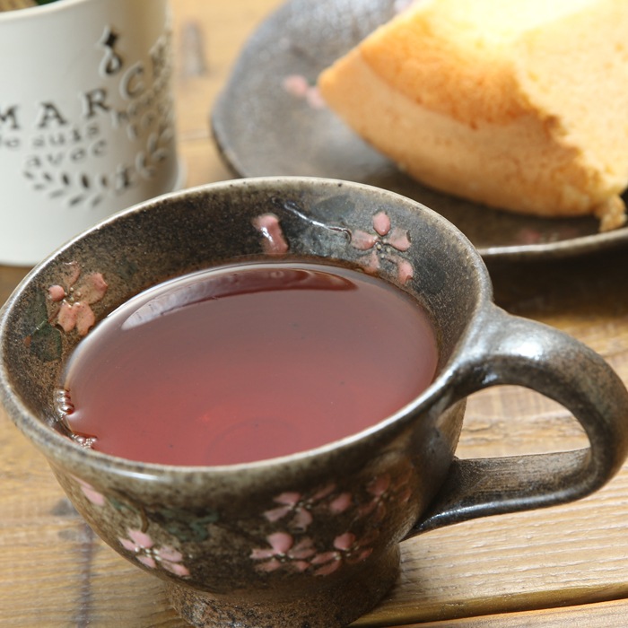 【益子焼】紅茶のティーカップやコーヒーカップに最適！縁を豪快に開いたカップ＆ソーサー【炭化焼き内側白・さくら模様】【カップとソーサー付き単品１客】