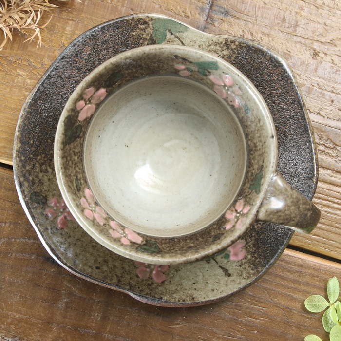 【益子焼】紅茶のティーカップやコーヒーカップに最適！縁を豪快に開いたカップ＆ソーサー【炭化焼き内側白・さくら模様】【カップとソーサー付き単品１客】