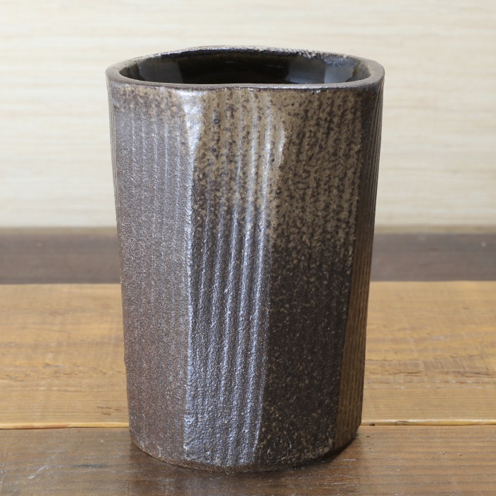 【益子焼】 花器 花瓶 花びん フラワーベース 花生け 花活け 縦面取り筒花瓶（四角） 布目ぶどう模様 高さ15cm 1点もの