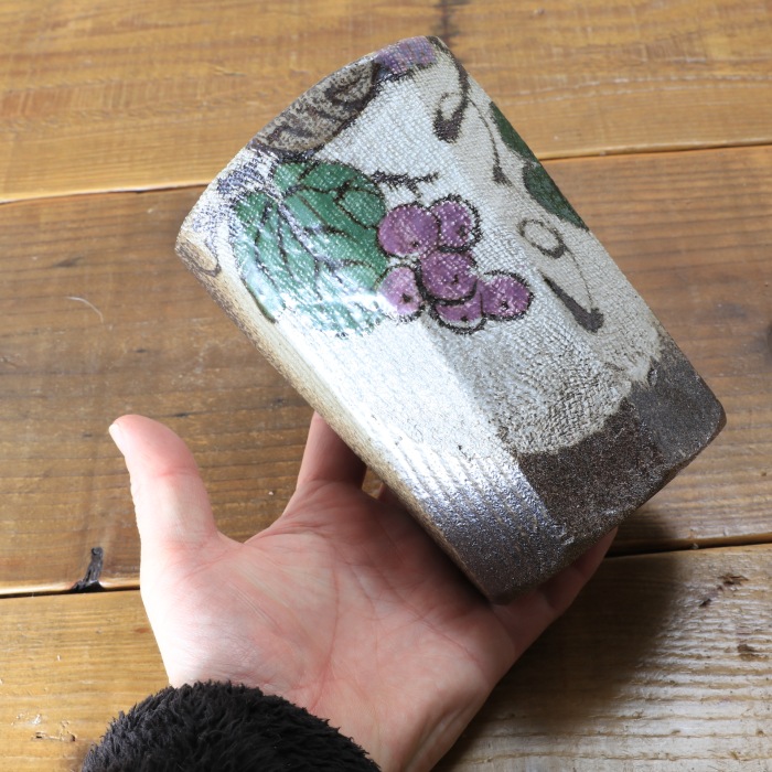 【益子焼】 花器 花瓶 花びん フラワーベース 花生け 花活け 縦面取り筒花瓶（四角） 布目ぶどう模様 高さ15cm 1点もの