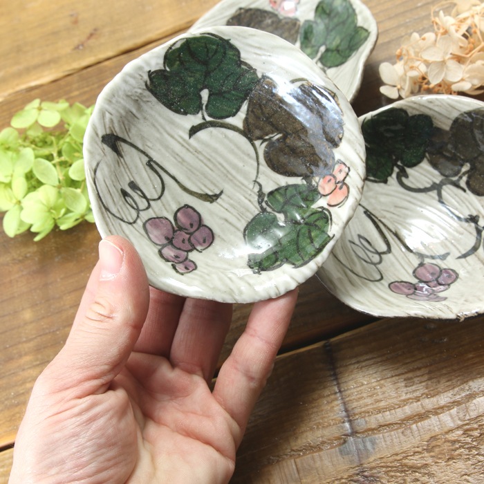 【益子焼】ろくろ作り　変形小皿　白化粧ぶどう　【単品１枚】