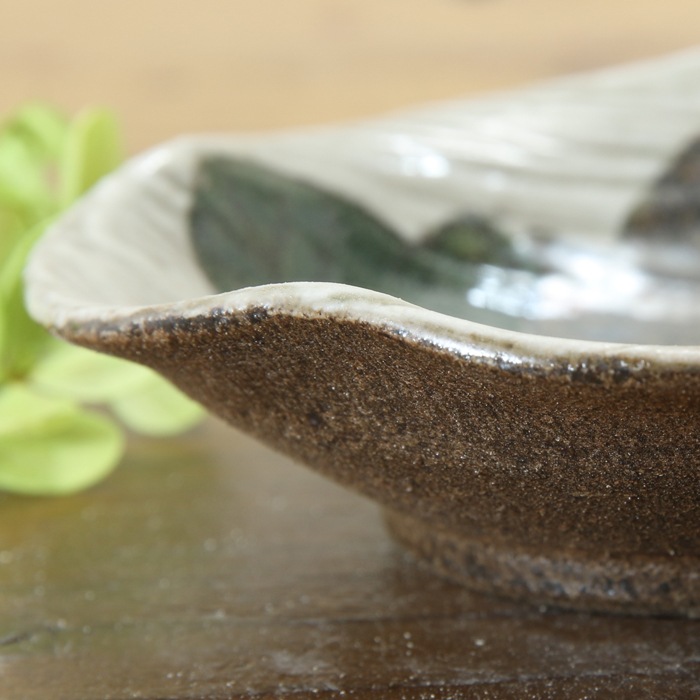 【益子焼】ろくろ作り　変形小皿　白化粧ぶどう　【単品１枚】