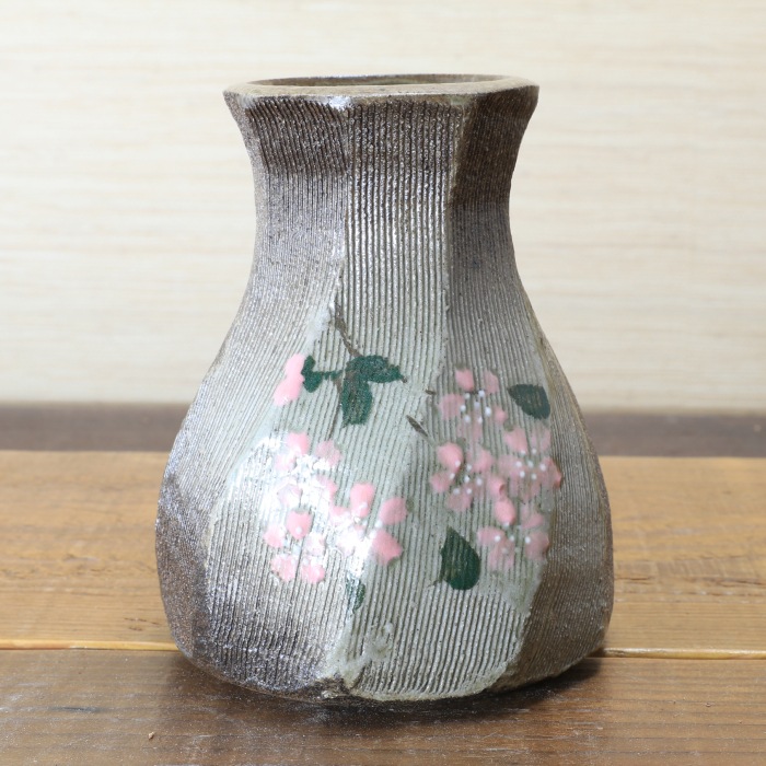 【益子焼】 花器 花瓶 花びん フラワーベース 花生け 花活け 縦斜め面取り花瓶 千筋さくら桜模様 高さ14cm 1点もの