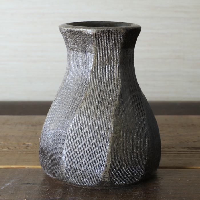 【益子焼】 花器 花瓶 花びん フラワーベース 花生け 花活け 縦斜め面取り花瓶 千筋さくら桜模様 高さ14cm 1点もの