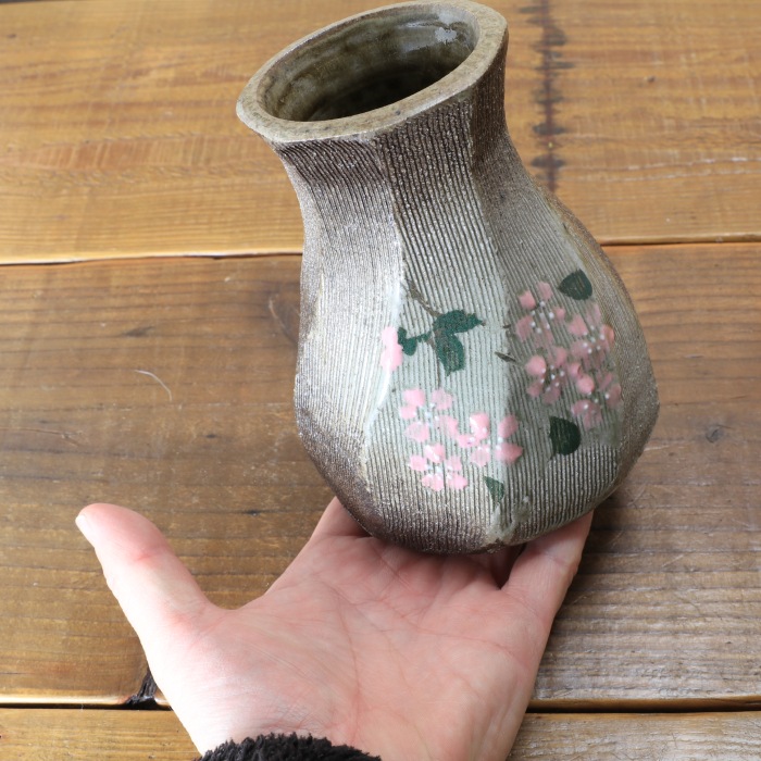 【益子焼】 花器 花瓶 花びん フラワーベース 花生け 花活け 縦斜め面取り花瓶 千筋さくら桜模様 高さ14cm 1点もの