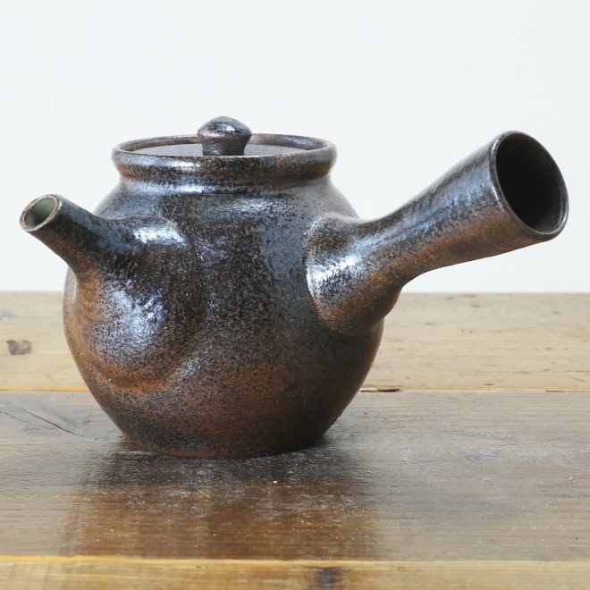 【益子焼】 急須 やや大きめ急須 炭化焼シリーズ 布目ぶどう模様 ステンレス製の茶こし付き 【単品１個】