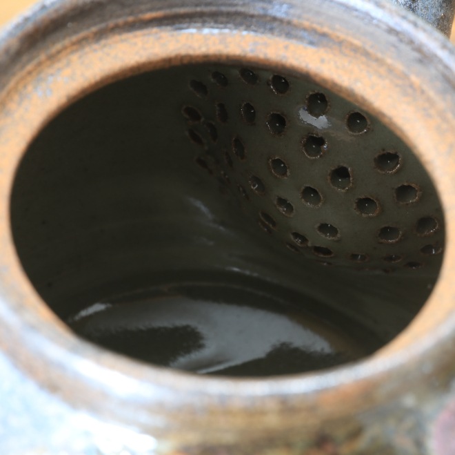 【益子焼】 急須 やや大きめ急須 炭化焼シリーズ 布目ぶどう模様 ステンレス製の茶こし付き 【単品１個】