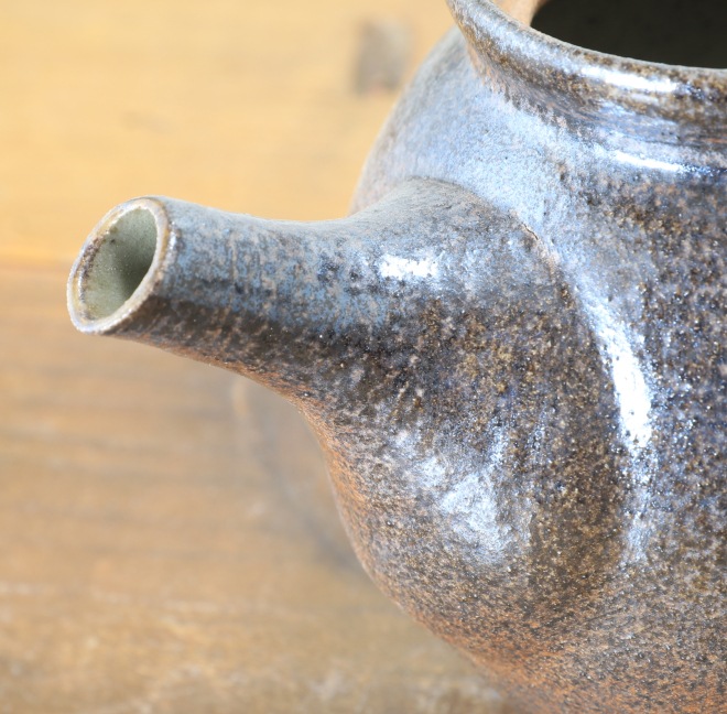 【益子焼】 急須 やや大きめ急須 炭化焼シリーズ 布目ぶどう模様 ステンレス製の茶こし付き 【単品１個】