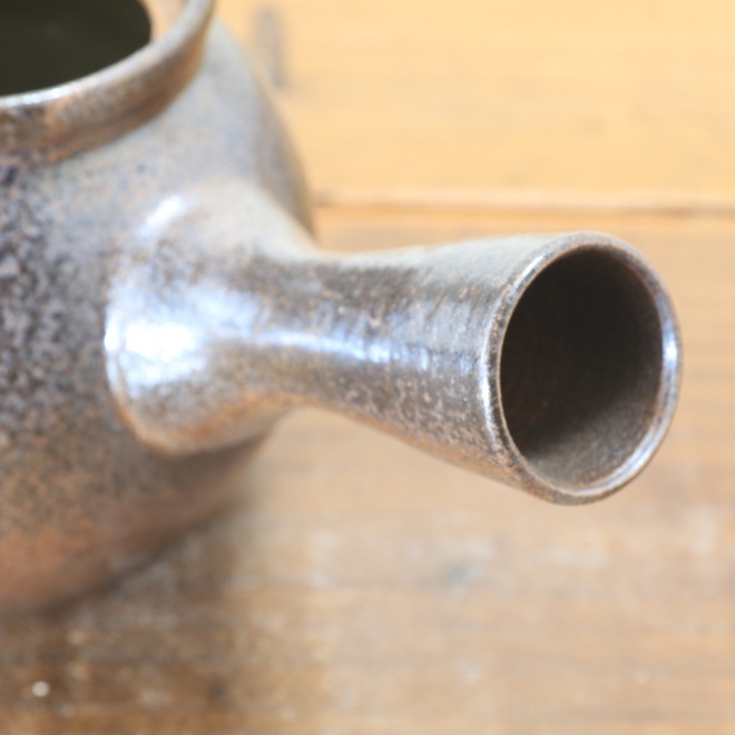 【益子焼】 急須 やや大きめ急須 炭化焼シリーズ 布目ぶどう模様 ステンレス製の茶こし付き 【単品１個】