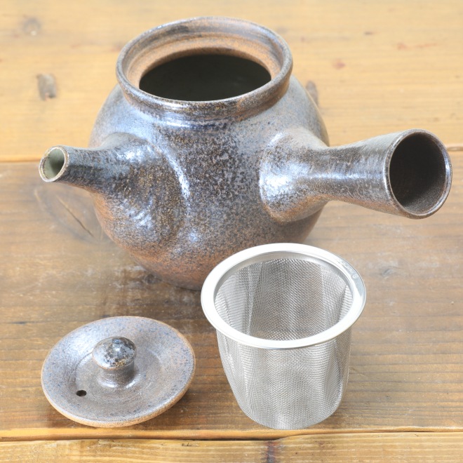 【益子焼】 急須 やや大きめ急須 炭化焼シリーズ 布目ぶどう模様 ステンレス製の茶こし付き 【単品１個】