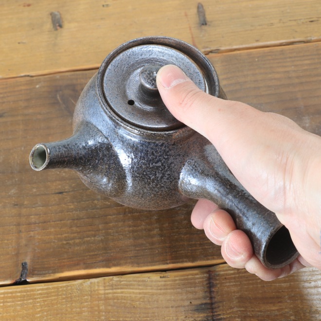 【益子焼】 急須 やや大きめ急須 炭化焼シリーズ 布目ぶどう模様 ステンレス製の茶こし付き 【単品１個】