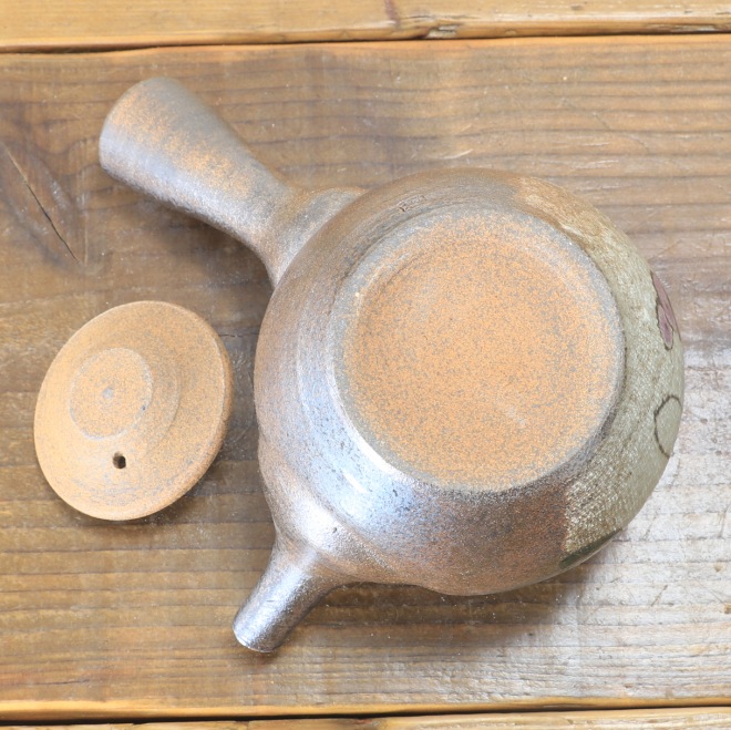 【益子焼】 急須 やや大きめ急須 炭化焼シリーズ 布目ぶどう模様 ステンレス製の茶こし付き 【単品１個】