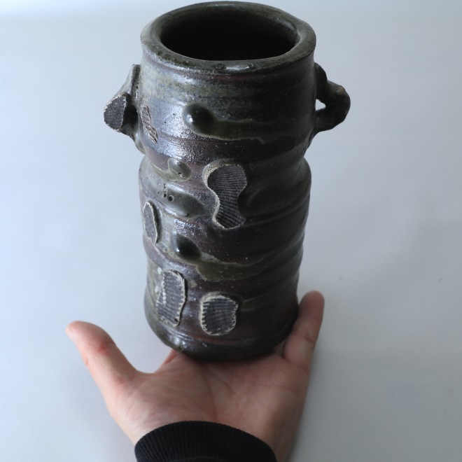 【益子焼】 花器 花瓶 花びん フラワーベース 花生け 花活け 作家のこだわり 赤貝文様花器 筒花瓶 筒花生け 高さ18cm 1点もの 再制作なし ( 定年 退職 贈り物 退職祝い 退職記念 自分へのご褒美 などの贈り物に )