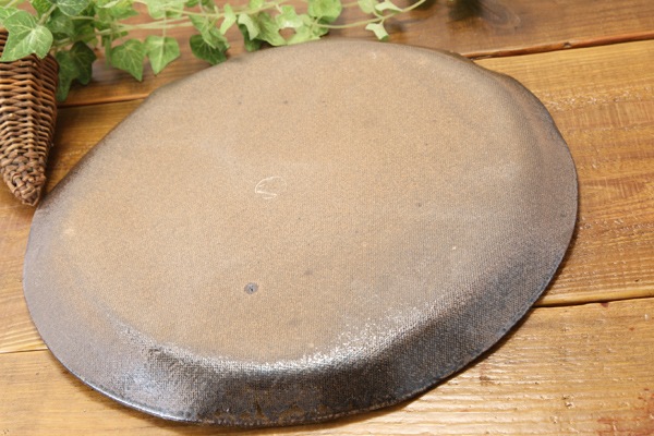 【益子焼】たたら作りのフラットなワンプレート ピザプレート 炭化焼無地 28cm【単品１枚】