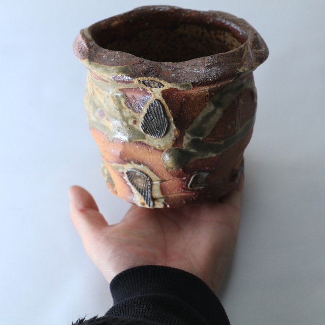 【益子焼】 花器 花瓶 花びん フラワーベース 花生け 花活け 作家のこだわり 赤貝文様花器　高さ12.5cm 1点もの ( 定年 退職 贈り物 退職祝い 退職記念 自分へのご褒美 などの贈り物に )