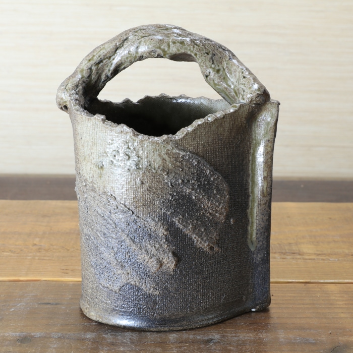 【益子焼】 花器 花瓶 花びん フラワーベース 花生け 花活け 巻き花瓶(中) 薪で叩いた取っ手 炭化焼き無地砂利模様 胴体高さ12.5cm 【単品1個】