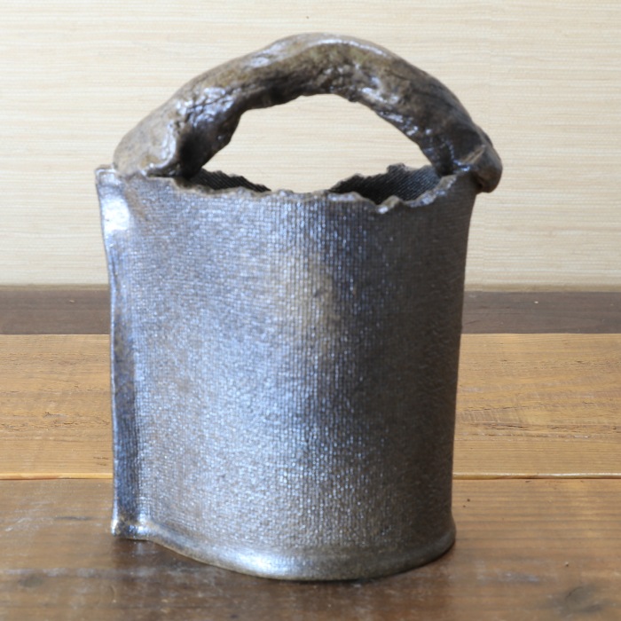 【益子焼】 花器 花瓶 花びん フラワーベース 花生け 花活け 巻き花瓶(中) 薪で叩いた取っ手 炭化焼き無地砂利模様 胴体高さ12.5cm 【単品1個】