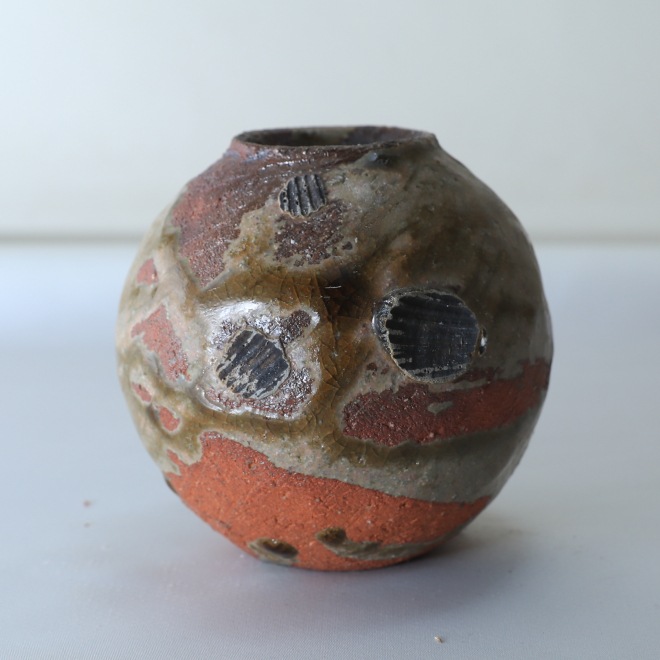 【益子焼】 花器 花瓶 花びん フラワーベース 花生け 花活け 作家のこだわり 赤貝文様花器　筒花瓶 筒花生け 高さ11cm 1点もの 再制作なし ( 定年 退職 贈り物 退職祝い 退職記念 自分へのご褒美 などの贈り物に )