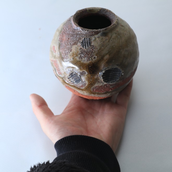 【益子焼】 花器 花瓶 花びん フラワーベース 花生け 花活け 作家のこだわり 赤貝文様花器　筒花瓶 筒花生け 高さ11cm 1点もの 再制作なし ( 定年 退職 贈り物 退職祝い 退職記念 自分へのご褒美 などの贈り物に )